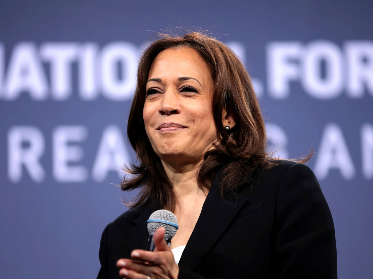 Kamala Harris introduces bill to keep schools open until 6 p.m