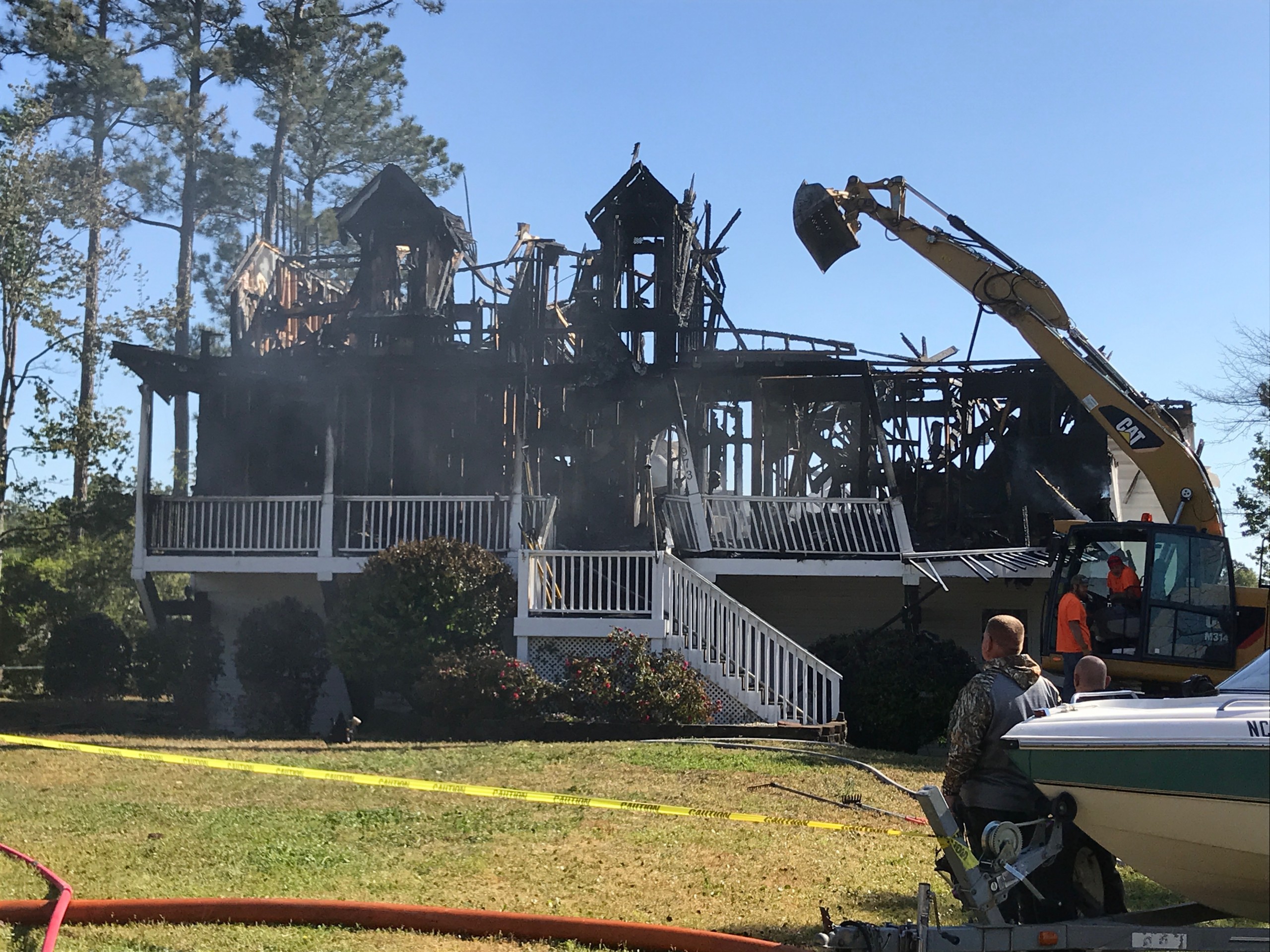 One dead after early morning house fire in Boiling Spring Lakes WWAYTV3