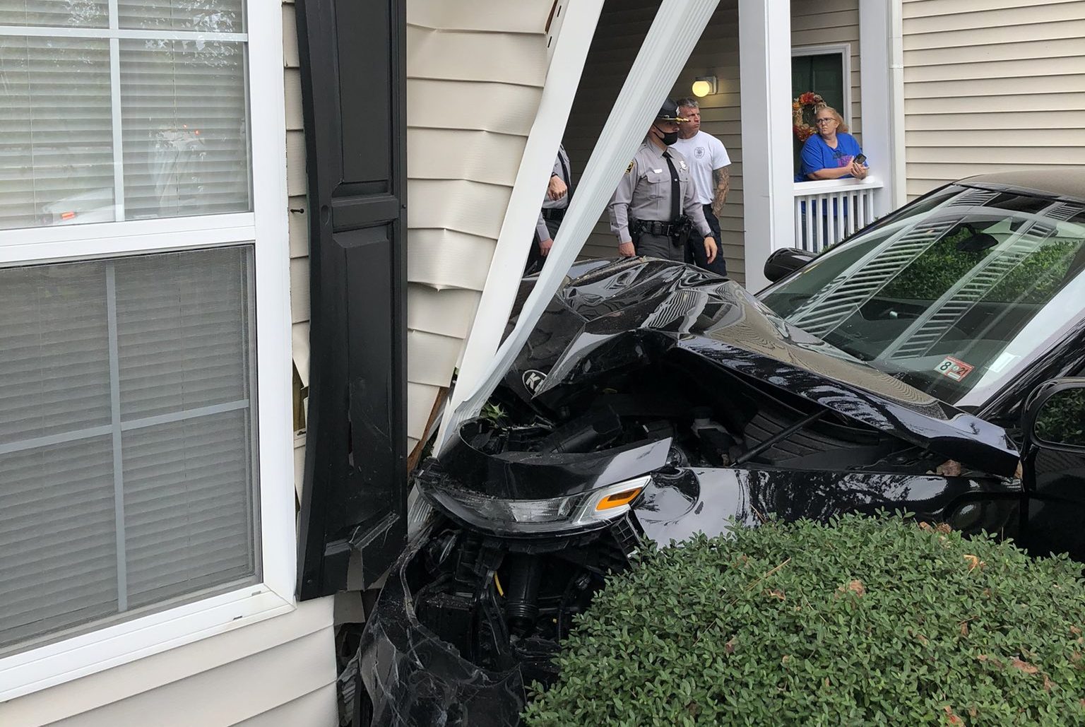 One injured after car crashes into Wilmington apartment - WWAYTV3