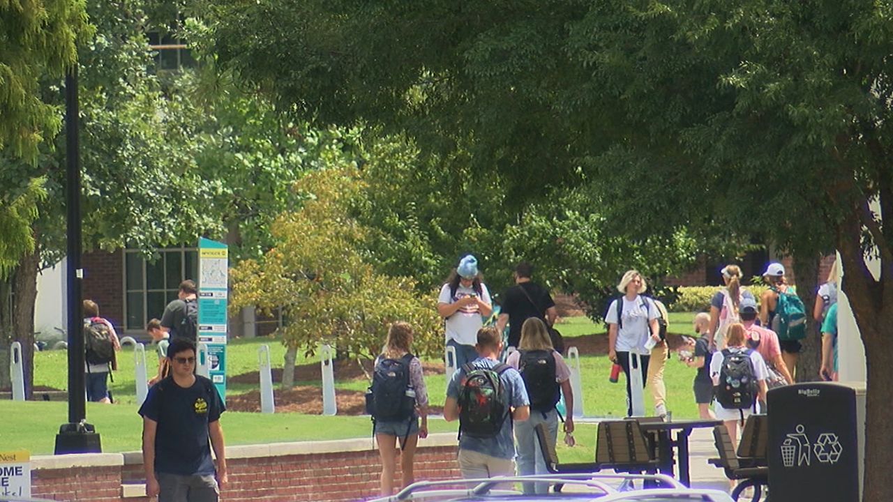 UNCW students kickoff the fall 2021 semester with their first day of