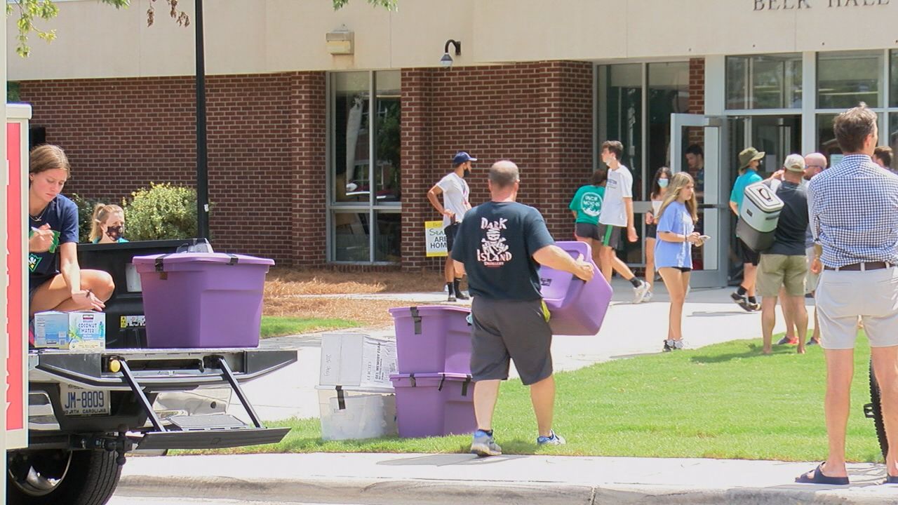 UNCW students back to campus for movein weekend WWAYTV3