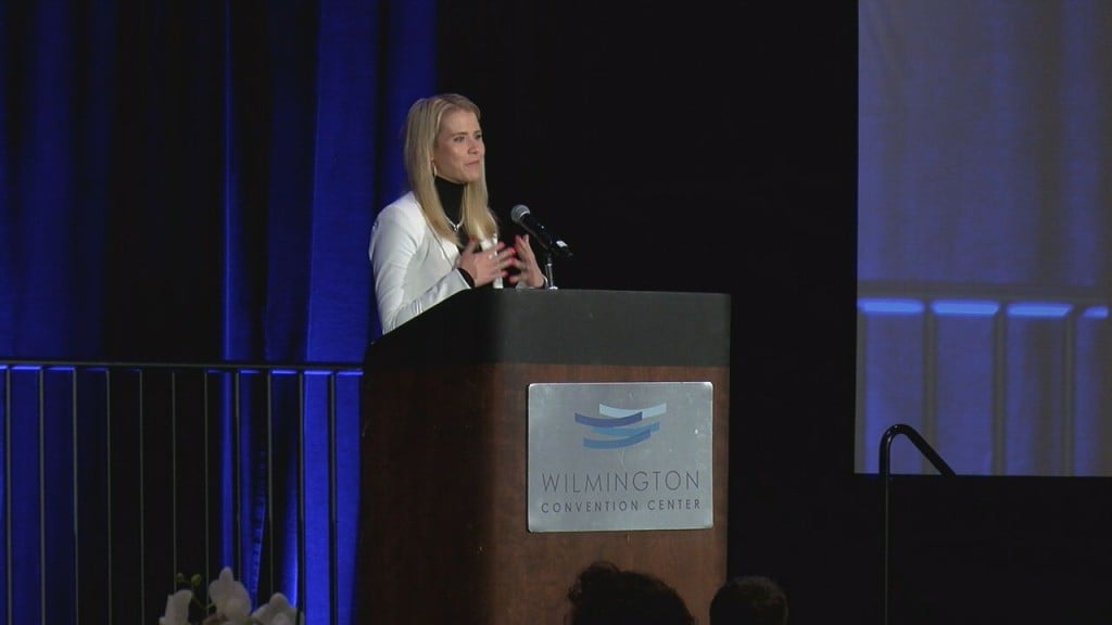 Elizabeth Smart Visits Wilmington And Headlines The Coastal Horizons Annual Luncheon