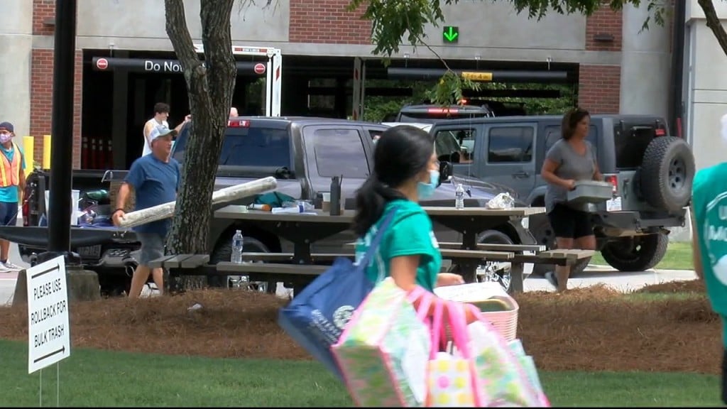 Uncw Welcomes Students To On Campus Housing On Move In Days