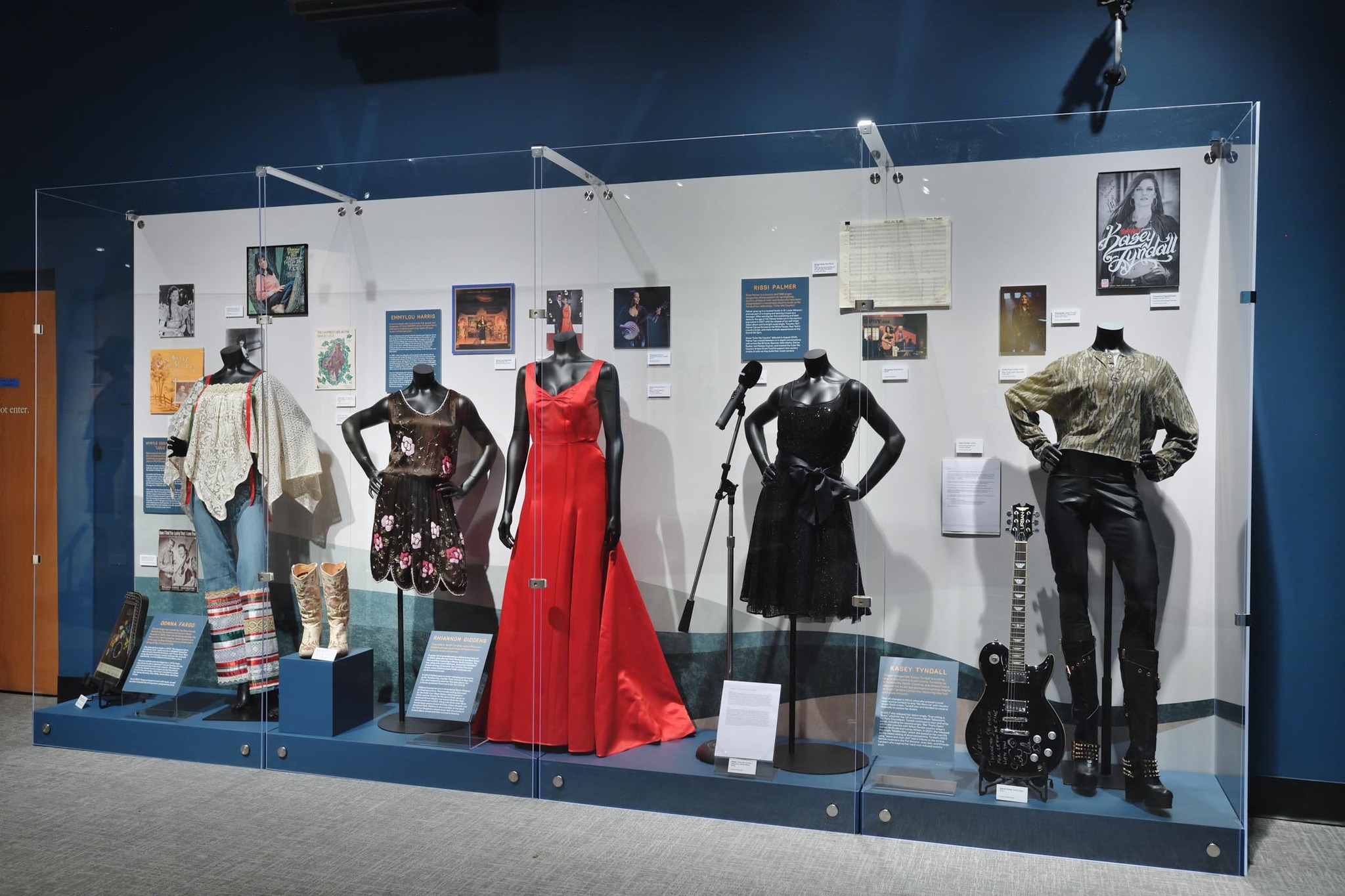 new-exhibit-featuring-dolly-parton-taylor-swift-on-display-at-nc