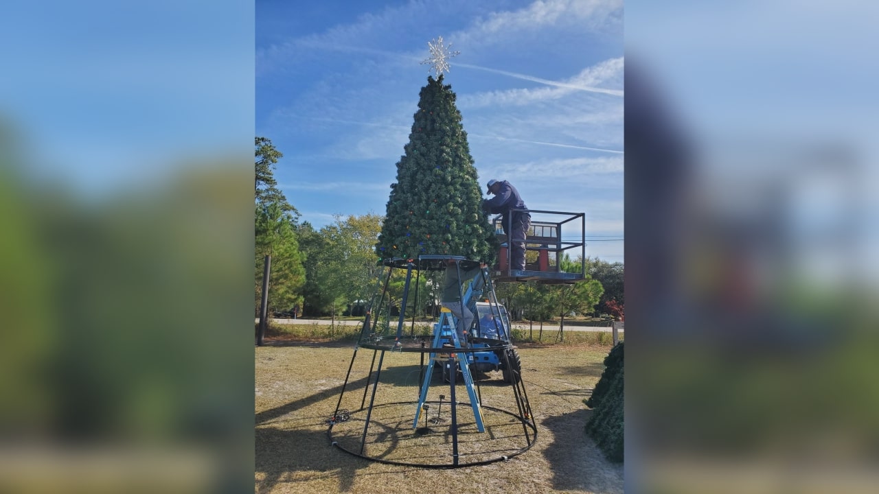 Hampstead Kiwanis Park installs Christmas tree ahead of Friday's