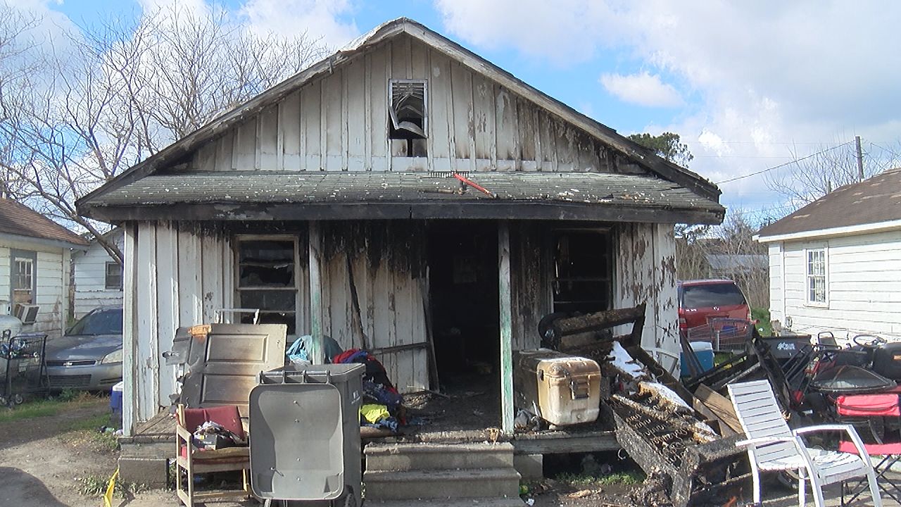 Chadbourn police officer rescues man from house fire - WWAYTV3