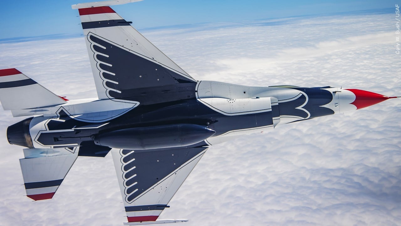 Thunderbirds perform Super Bowl flyover > Air Force > Article Display