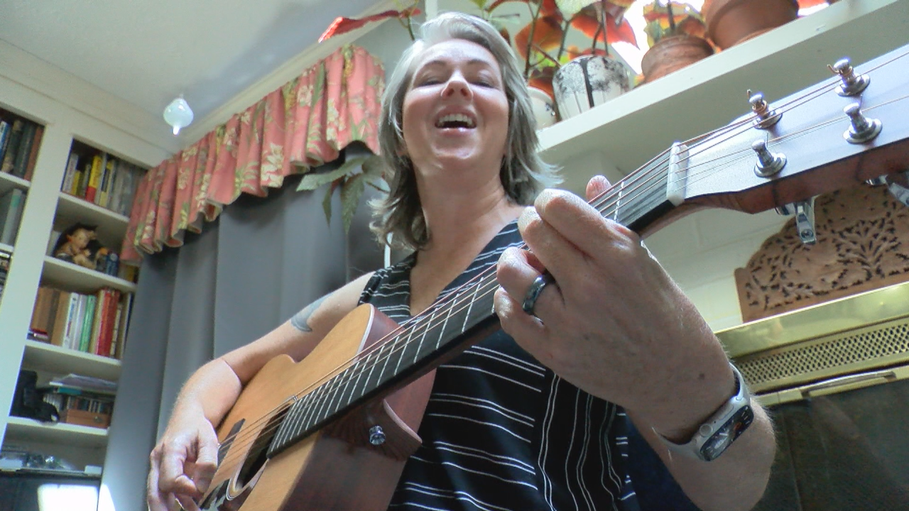 Wilmington woman battles breast cancer through music - WWAYTV3