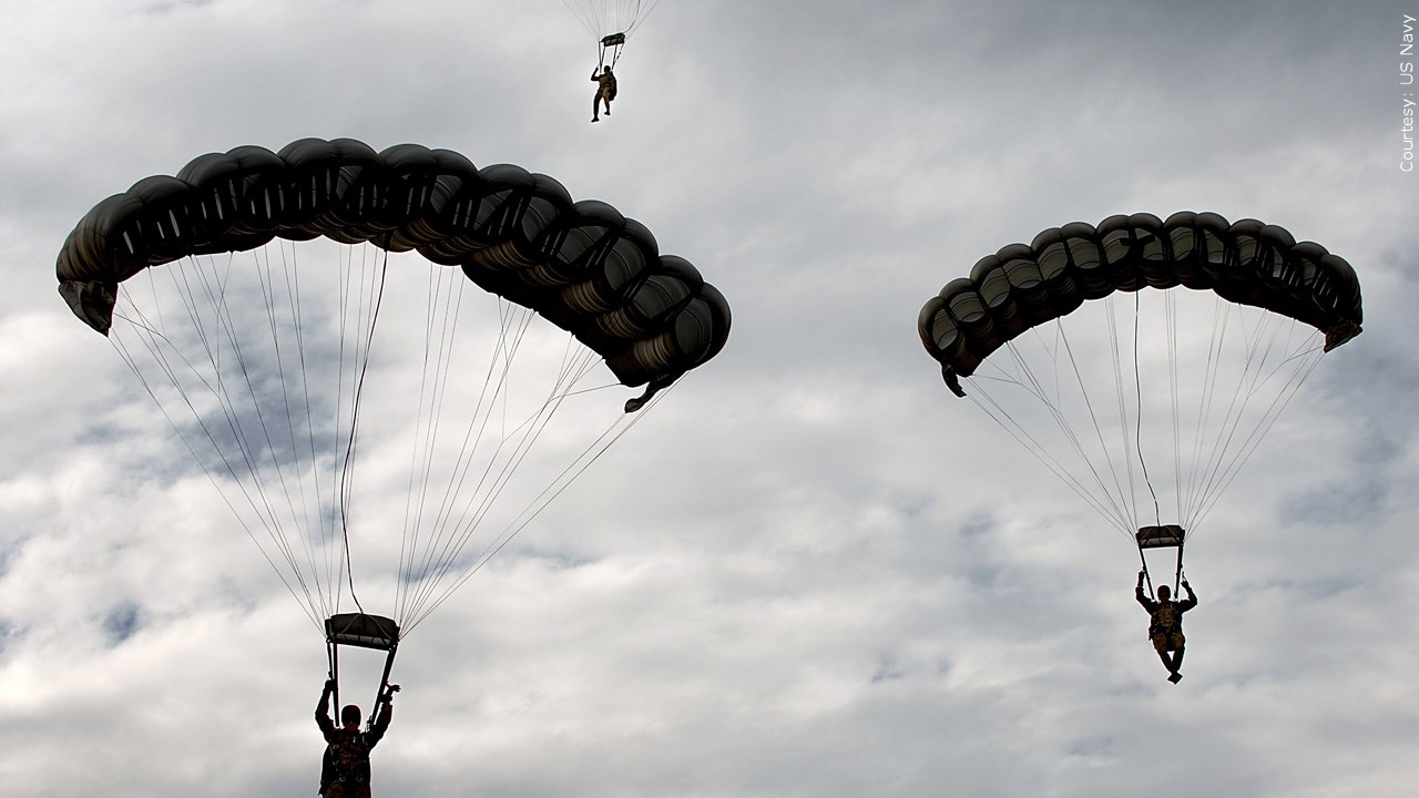 ⭐8㎝CD入手困難⭐ PSY・S Parachute Limit / Robot Chicago woman, 104, skydives from plane, aiming for record