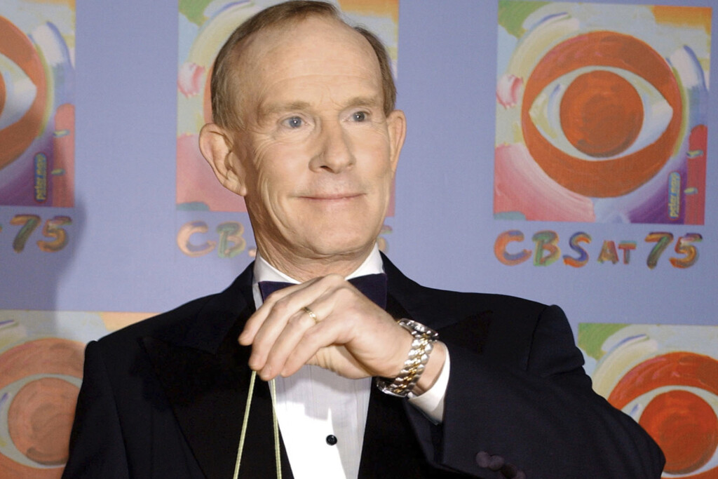 Tom Smothers does yo-yo tricks during arrivals at CBS's 75th anniversary celebration in November.