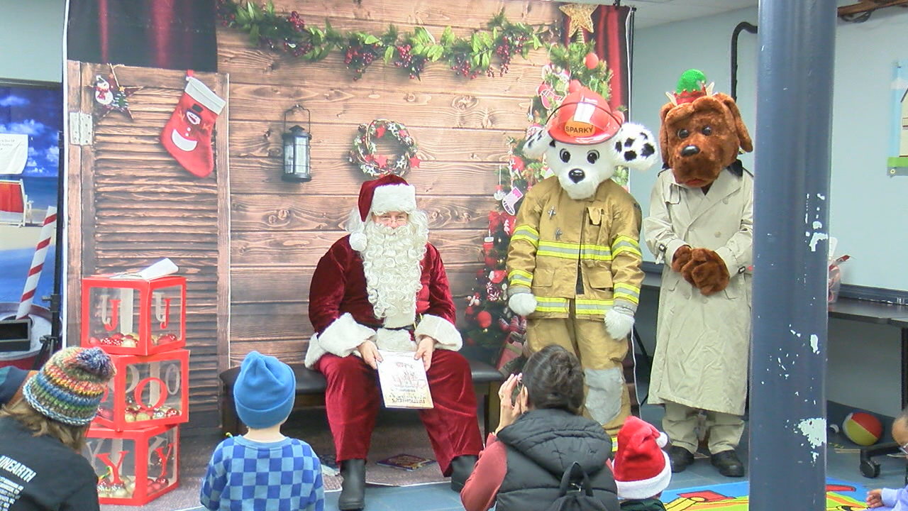 Fire Rescue Santa NHC Fire Rescue, Wrightsboro hosts 'Story Time with Santa' - WWAYTV3