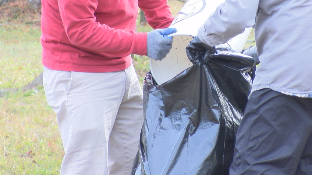 In Wilmington on Saturday morning, two local organizations joined forces to clean up Cape Fear waterways, (Photo: Emily Andrews/WWAY News).