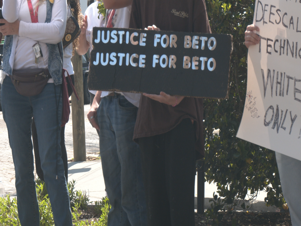 Signs protesting Edilberto Espinoza Sierra's death