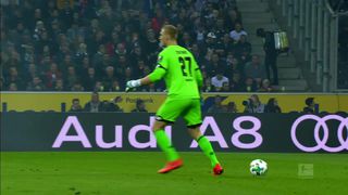 Kate Abdo and Warren Barton talk about hilarious blunder by the Mainz goalkeeper