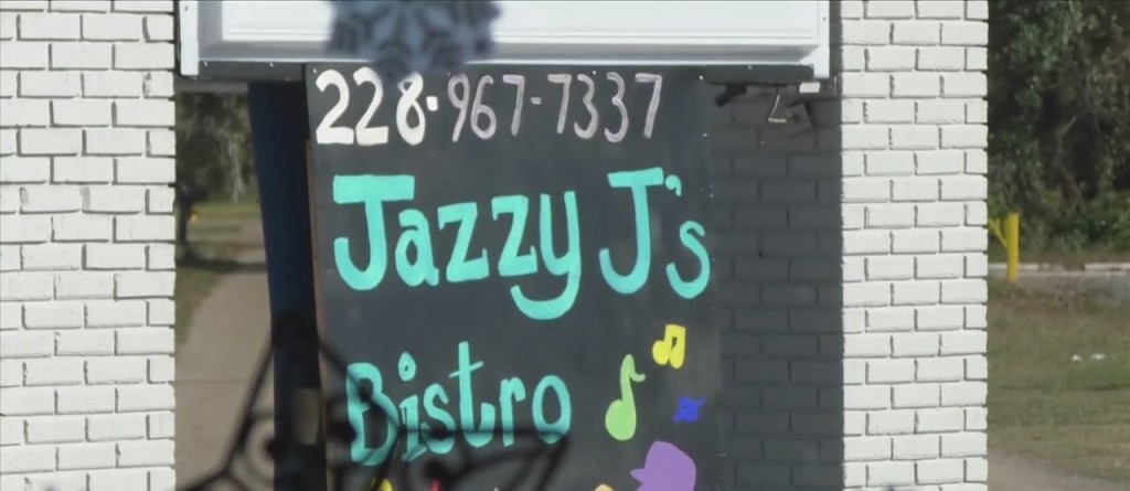 Jazzy J’s Gives Out Free Plates In D’iberville