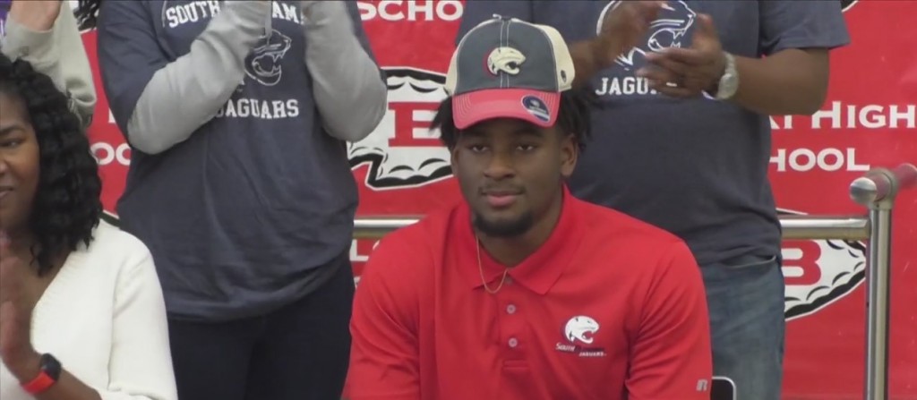 Biloxi Football’s R.j. Moss Signs With South Alabama