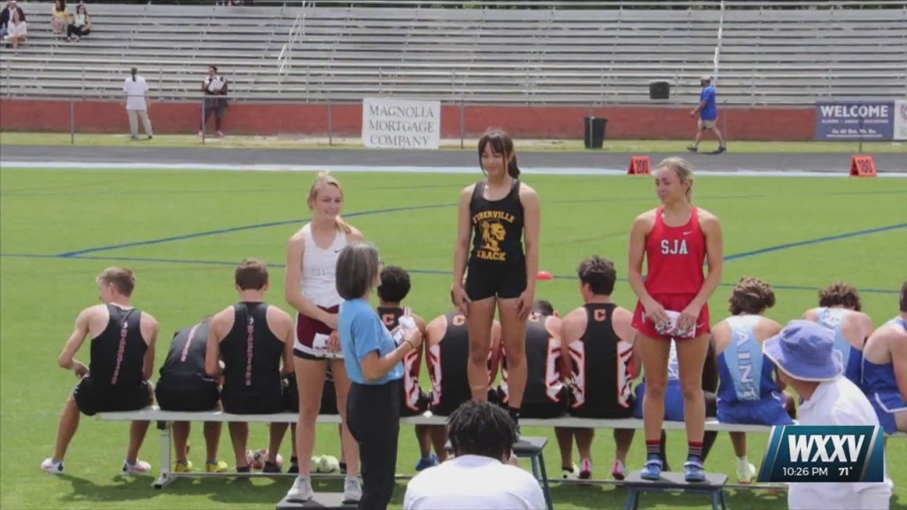 D’iberville Freshman Julie Segroves Breaks Pole Vaulting Record