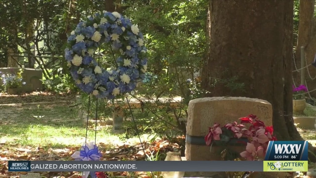 Ocean Springs Police Honor Fallen Officer With Wreath