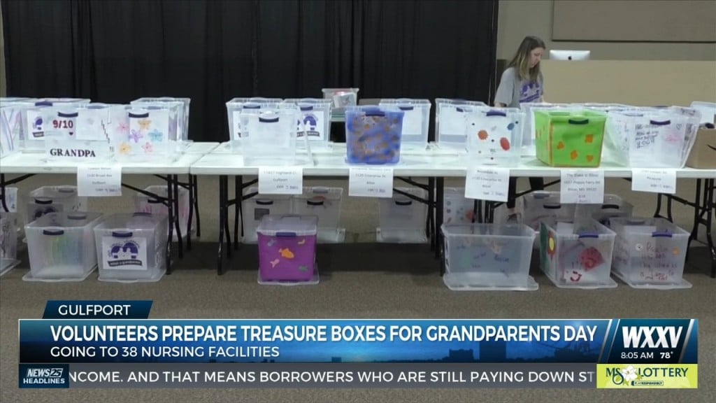 Volunteers Prepare Treasure Boxes For Grandparents Day