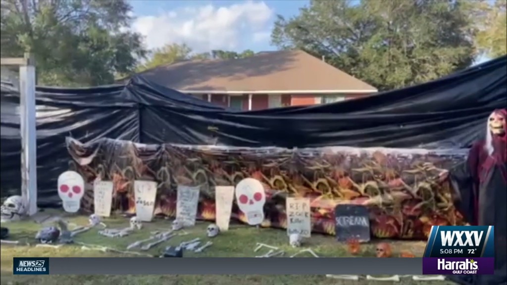 Ocean Springs Homeowners Draw In Crowds With Halloween Decorations