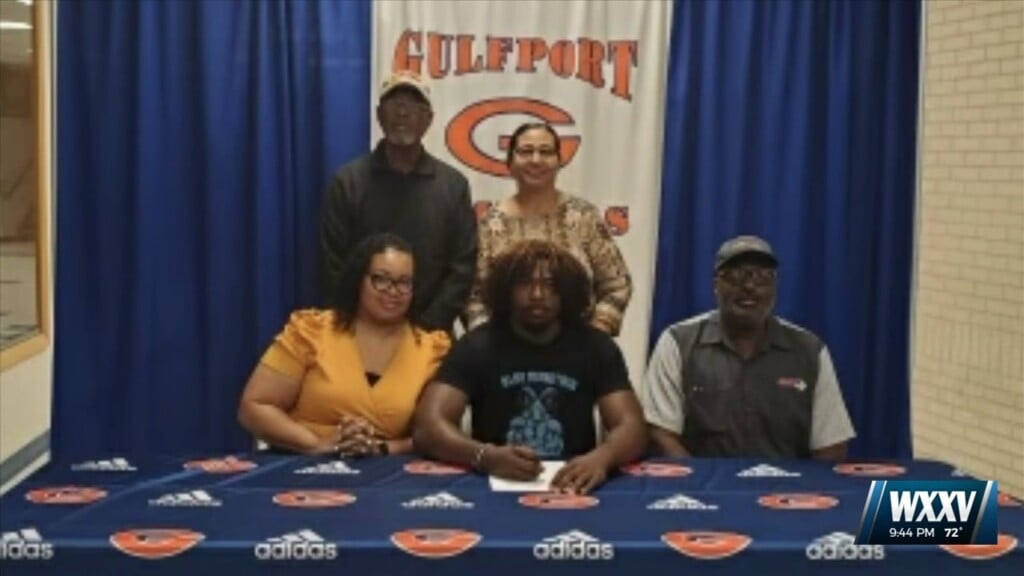 Gulfport Powerlifting’s Kenneth Gordon Signs With Blue Mountain College