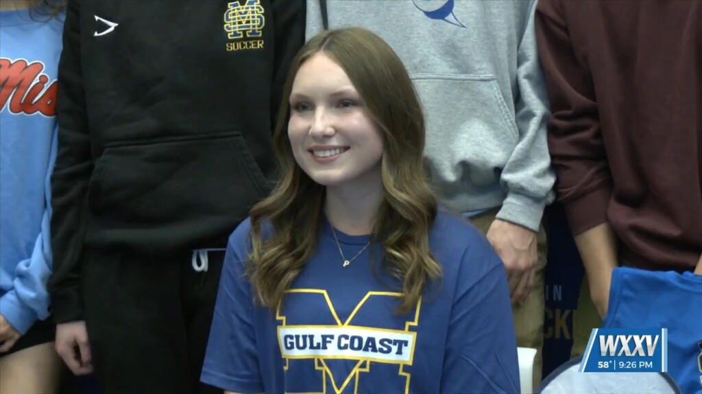 Paige Baronich Signs To Continue Her Tennis Career At Mgccc