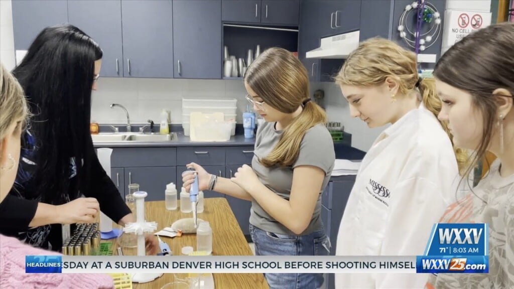 Scientists Give 7th Graders Hands On Learning Experience In Biloxi