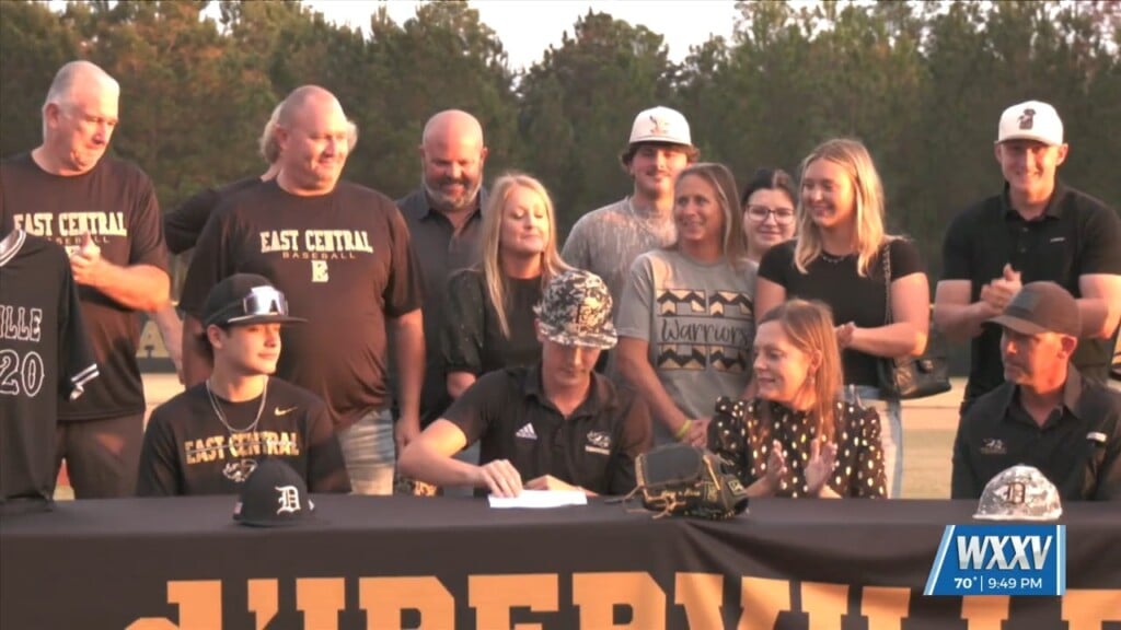 D'iberville's Carter Naron Signs Baseball Scholarship With East Central Community College!