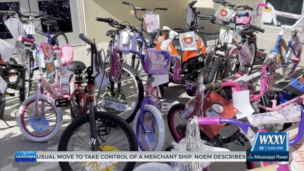 Ingalls Shipbuilding Gives Back To Community Organizations As Part Of Holiday Giving Event