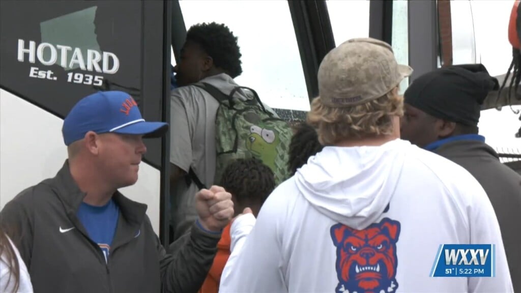 Community Comes Out To Send Off The Gulfport Admirals As They Head To State Championship