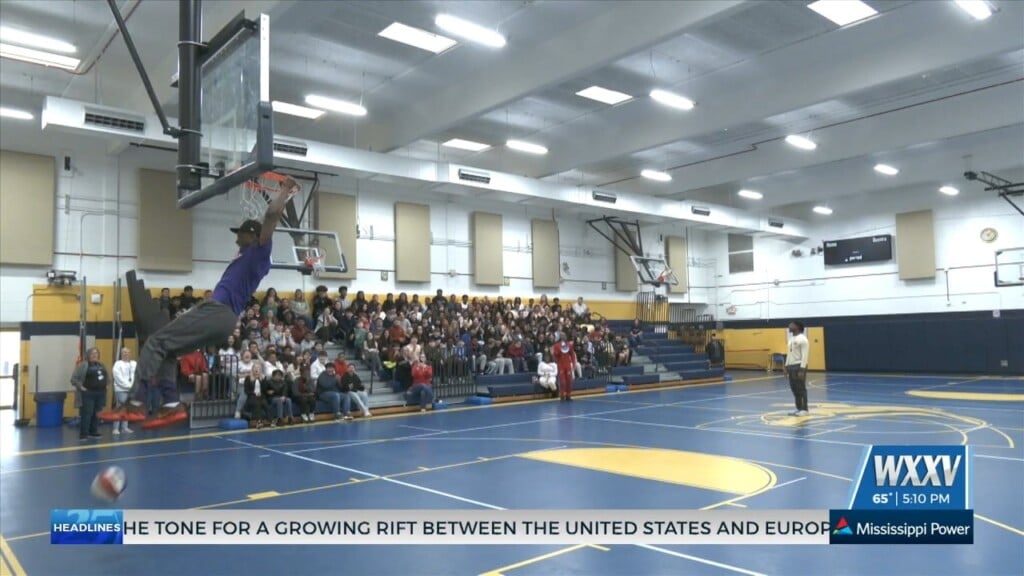 Harlem Wizards Get Students Hype For Game Day