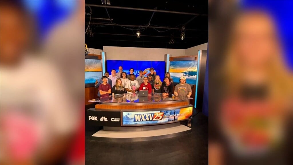 Long Beach High Students Visit The Wxxv Studio
