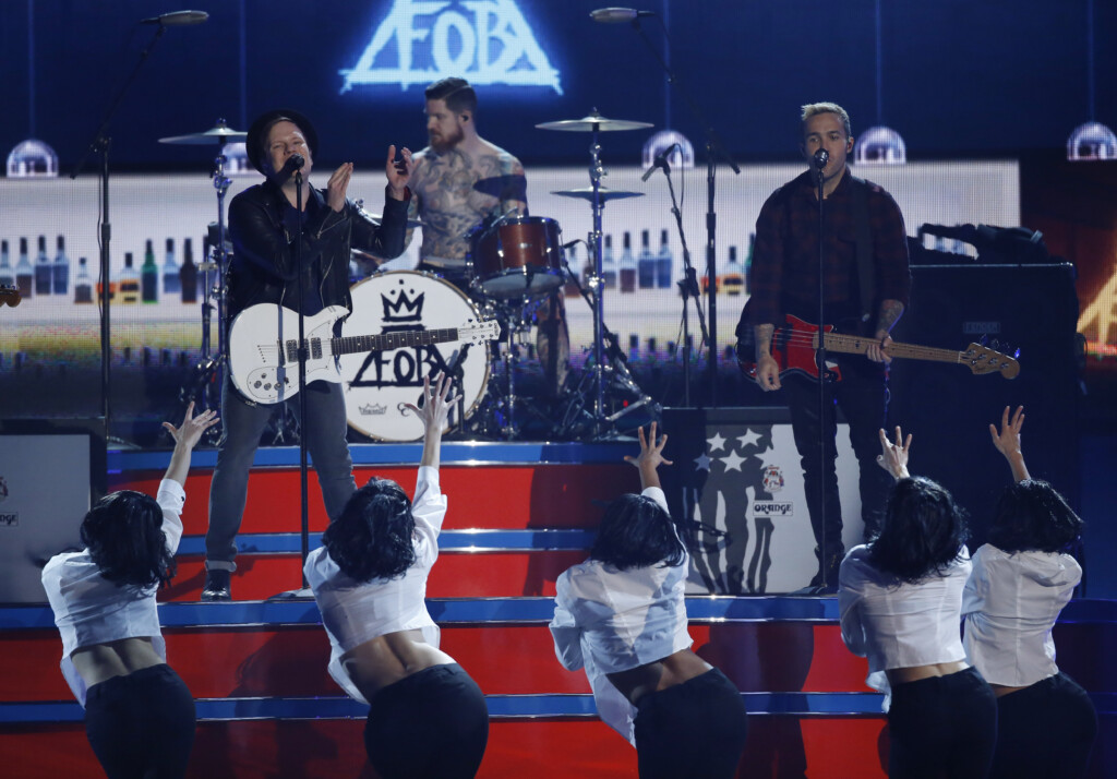 Fall Out Boy Perform "uma Thurman" At The 2015 Billboard Music Awards In Las Vegas