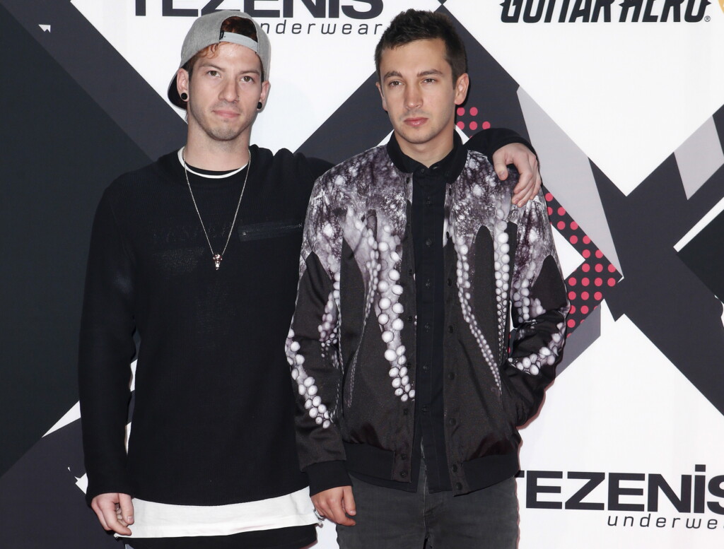 Twenty One Pilots Pose On The Red Carpet During The Mtv Ema Awards At The Assago Forum In Milan